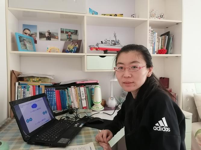 她就是常青中学高二年级204.206班化学老师——李春霞.
