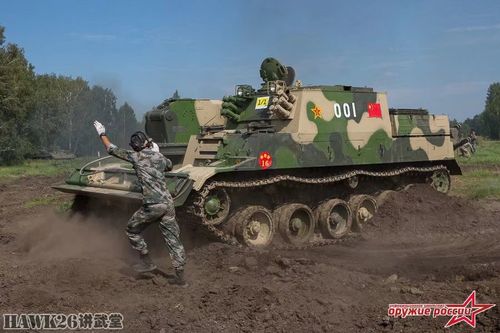 中国新型装甲抢救车表现神勇 拖着96坦克赛跑