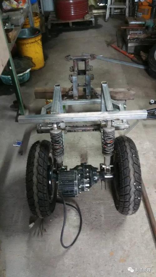从后面看还行,后桥距离短是因为这后桥本来不打算做四轮的,是给电动车