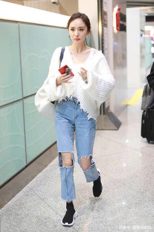 35岁杨幂霸气不减,穿印花长裙配"恨天高",不露腿也很美!