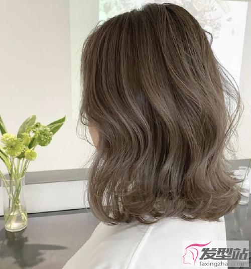 少发量女生适合的烫发,精致齐肩烫发采用蓬松轻盈s烫发,展现出优雅