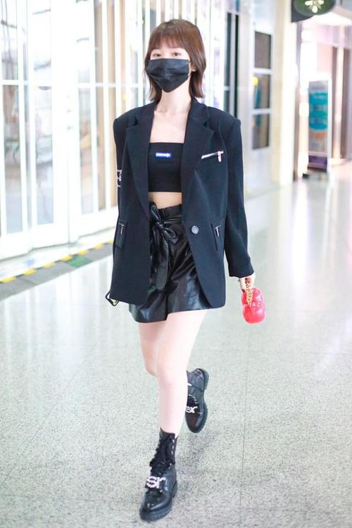 毛晓彤个性搭配紧身吊带破洞裤时髦感十足铁链腰带更抢镜