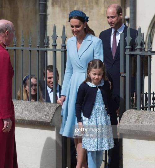 这时候英国的天气还不是特别冷,所以她选择了春款的西装连衣裙.