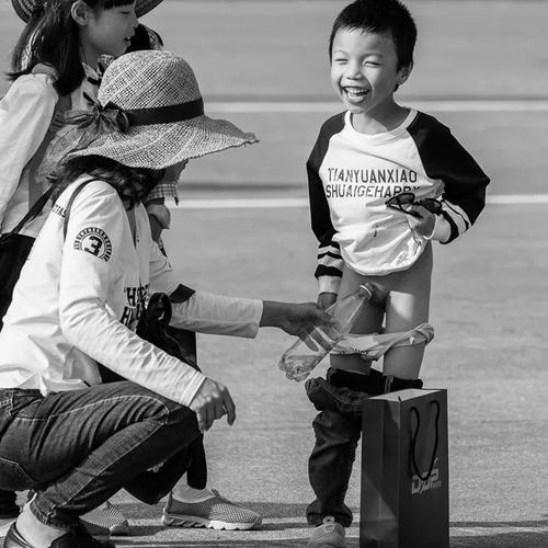 第十一届珠海航展上,妈妈使用绝招为人潮中无处觅厕的小男孩接尿