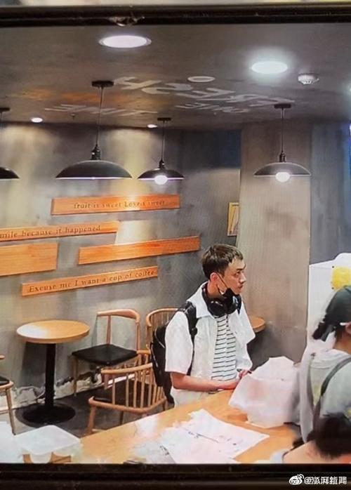 成都女子称在小吃街被陌生男子泼奶茶并疑遭录像,警方