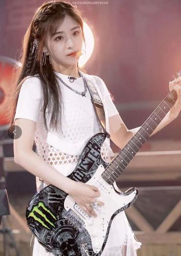 张含韵成功的诠释了:你要悄悄拔尖,然后惊艳所有人