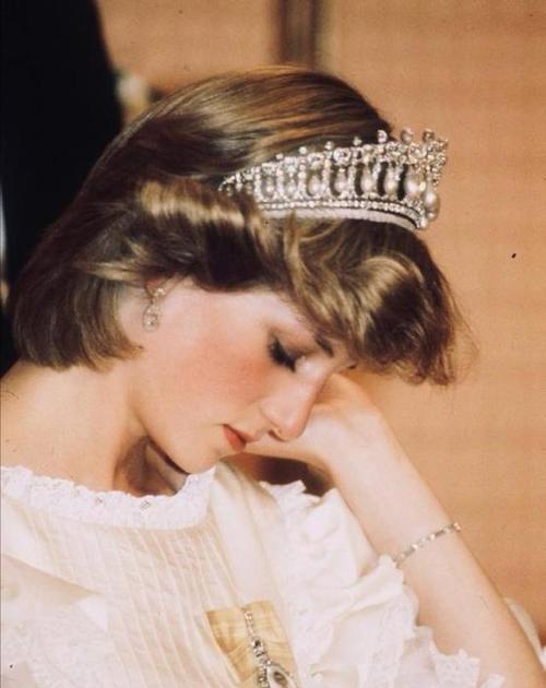 戴安娜王妃的侧颜,天鹅颈实在是太迷人,不愧是永远的英伦玫瑰!