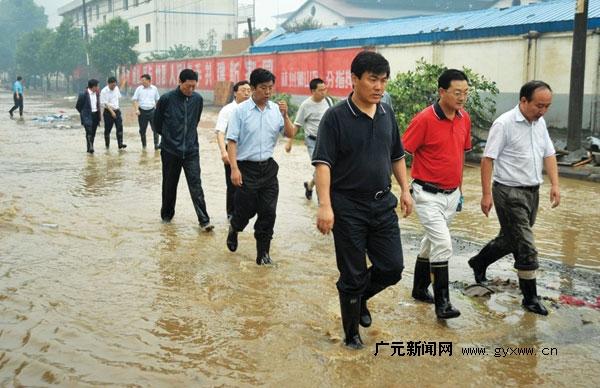 广元市委书记罗强,市长马华在青川竹园场镇指挥抗洪抢险  董大千摄