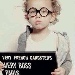 寻找黄卷发外国小孩举牌子的情侣头像 戴眼镜不是墨镜,这个男头像的女