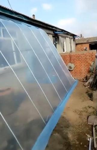 东北农村房屋"贴膜",靠贴塑料膜支大棚保暖,物美价廉又实用!