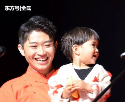 相声演员金霏,陈曦晒唐山专场合影图,这上座率有点低吧?