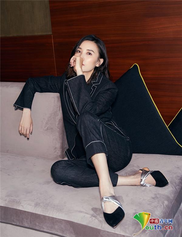 宋佳沙发上凹出大片既视感 轻松率性又精致衣品满分