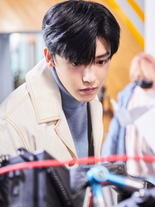 侯明昊超话78#侯明昊我加#健身侯~贪睡侯~弹唱侯~甚至还有老年侯~你