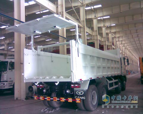 天津星马成功开发液压后门自卸车