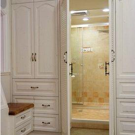 头一次见到,居然还有人把卫生间装衣柜里,真是涨知识了!