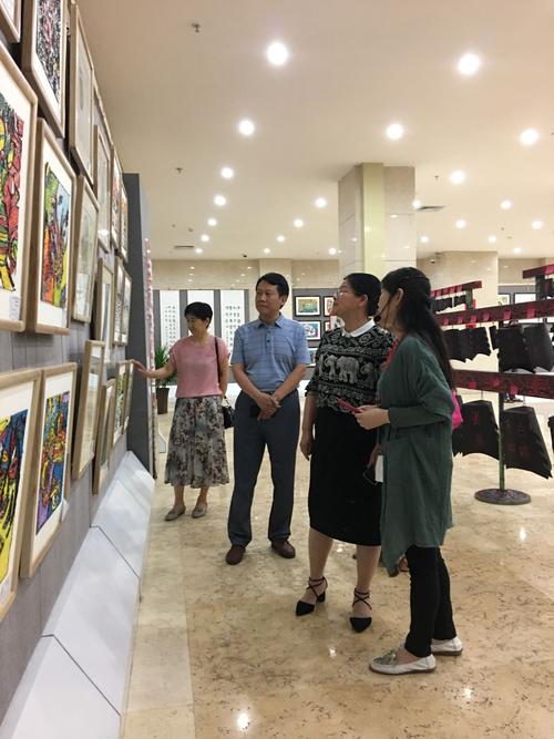 区政府副区长闫利明指导视察山阳区中小学生美术作品展