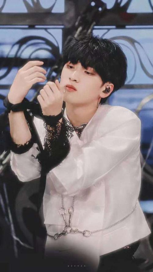 严浩翔被私生粉围堵在车内,敲窗回击粉丝,这个行为太敢了