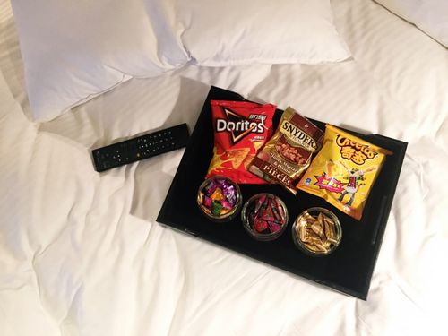 还是待在房间,看他们的免费电影 (选择很多又够新),在床上吃零食休息