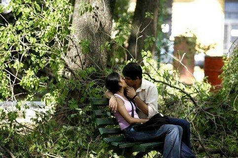 一对躲在树林里谈恋爱的印度小情侣.  返回搜