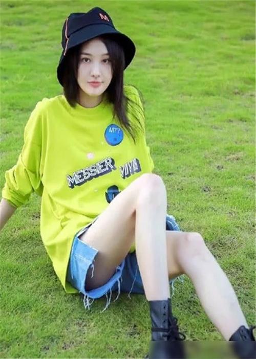 郑爽踏青,躺草地上拍照忘记穿的是短裤,抬腿时让粉丝心疼!