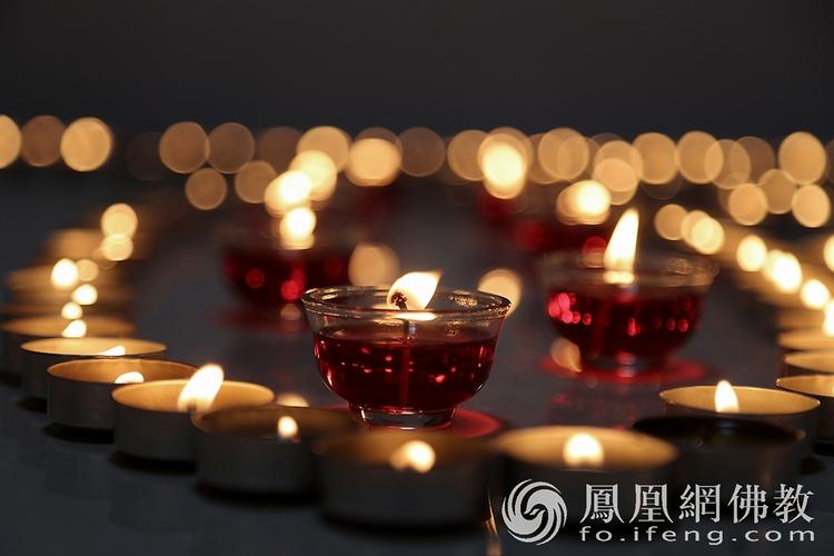 点灯供佛,为众祈福.(图片来源:凤凰网佛教 摄影:华严禅寺)