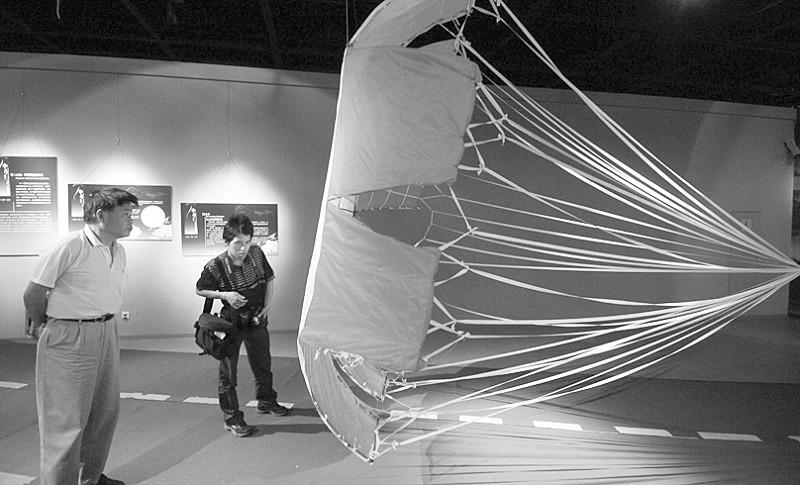 6月9日,观众在杭州举行的伞具展上观看展出的飞机减速伞.