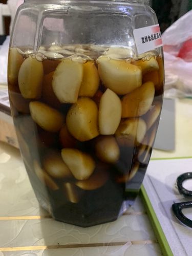 腌腊八蒜啦!历时1个半小时,听说这是把蒜一夜变绿的好