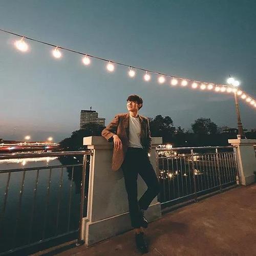 12个专为男生定制的拍照姿势,这样拍阳光,帅气又好看