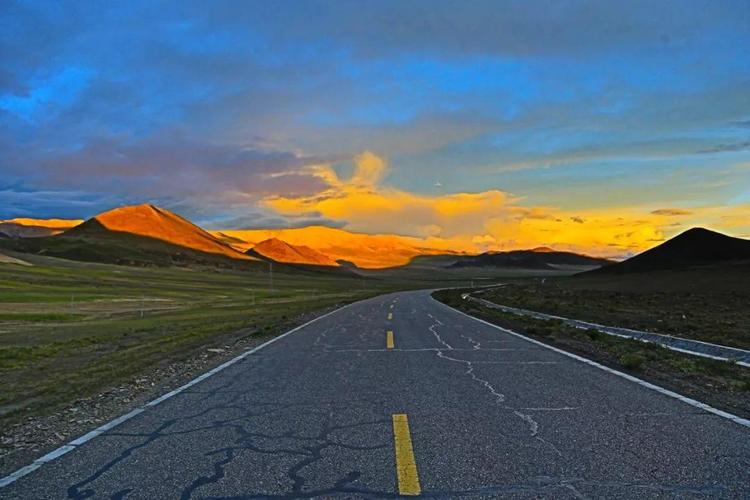 在中尼公路,领略全球最霸气雪山