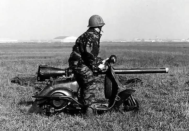 最高时速60公里 75毫米无后坐力炮坦克见了都怵 踏板摩托也成战场利器