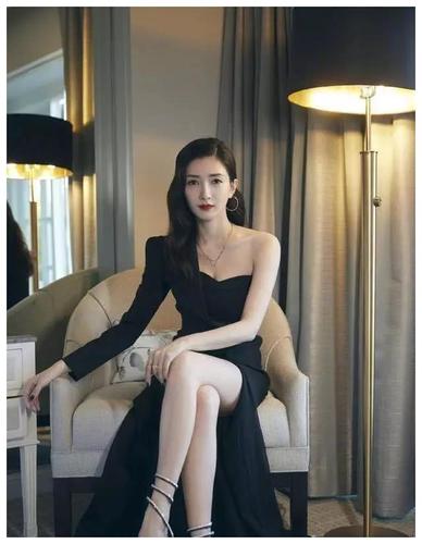 江疏影现身牛年春晚彩排,口罩遮面难掩白皙肌肤,她一直很励志