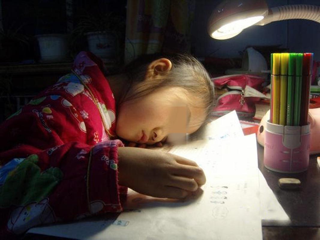 孩子累到写作业睡着,老师批评家长不配合,家长发照片大家都沉默