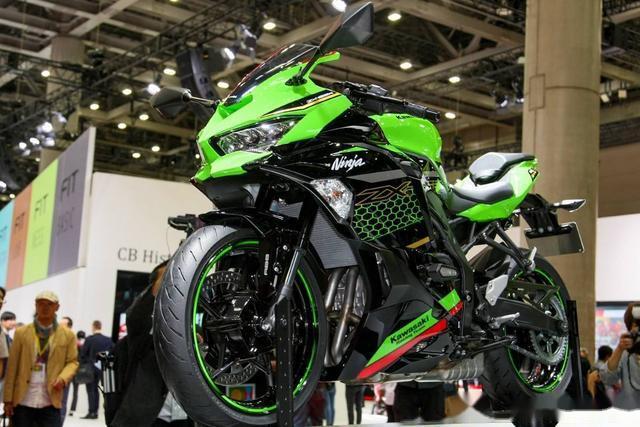 在国内被人熟知的就有四缸的川崎zx-6r(小牛),zx-10r(大牛)以及zx-14r