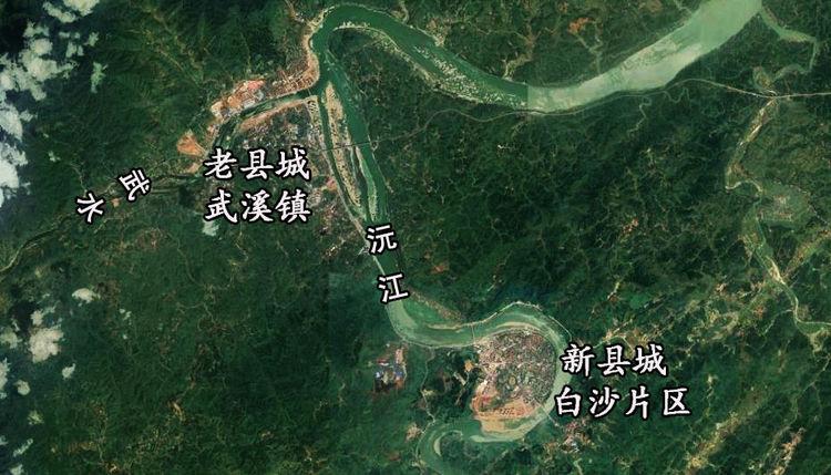 卫星上看湖南泸溪县:新城三面环水,老城两江交汇