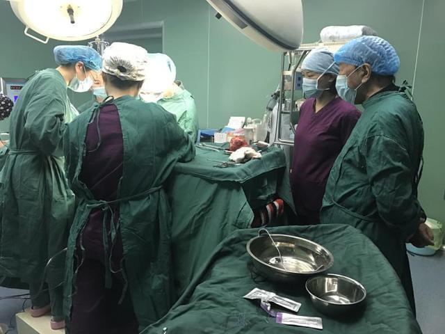 女学生子宫肌瘤多如"糖葫芦" ,开腹手术艰险摘除!