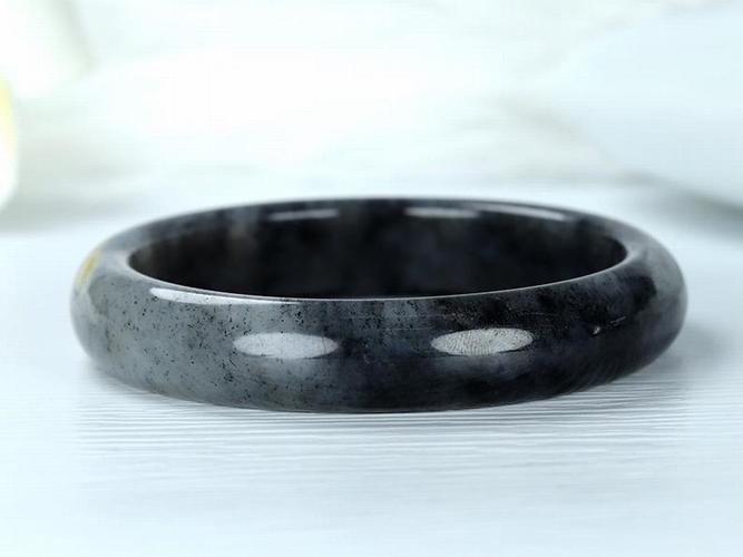 什么样的青花玉手镯值得购买?购买时应该要特别注意