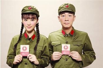 陈小春应采儿婚纱照   先来个经典的文革造型,自从他俩拍了这个之后