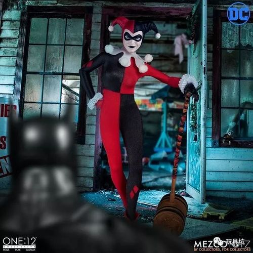 首先这款小丑女是还原了 漫画中经典的红黑小丑服造型 全身服饰都是