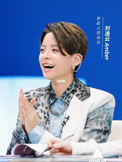 前韩国人气女团fx成员,歌手amber刘逸云身着ermanno scervino依玛诺