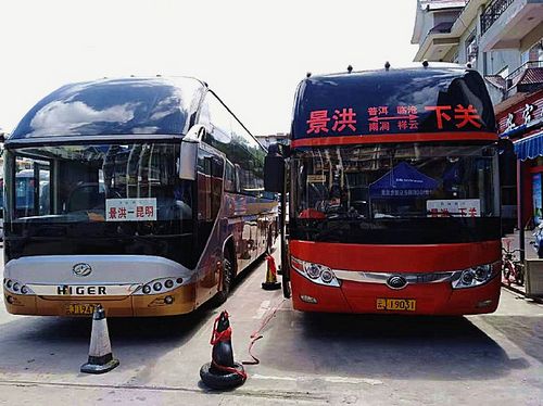 发往西双版纳的大巴是新式卧铺车,里面有左,中,右三排双层卧铺.