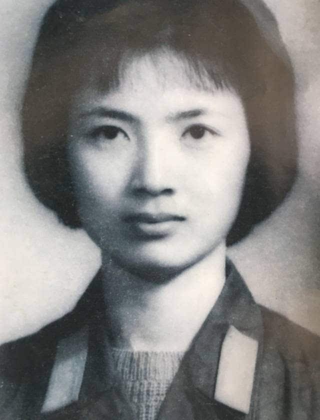 一天,林立果又来找张宁,他带着亲信周宇驰开车接张宁接出去玩儿.