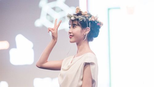 iu李智恩清新可爱花环配白裙电脑桌面壁纸