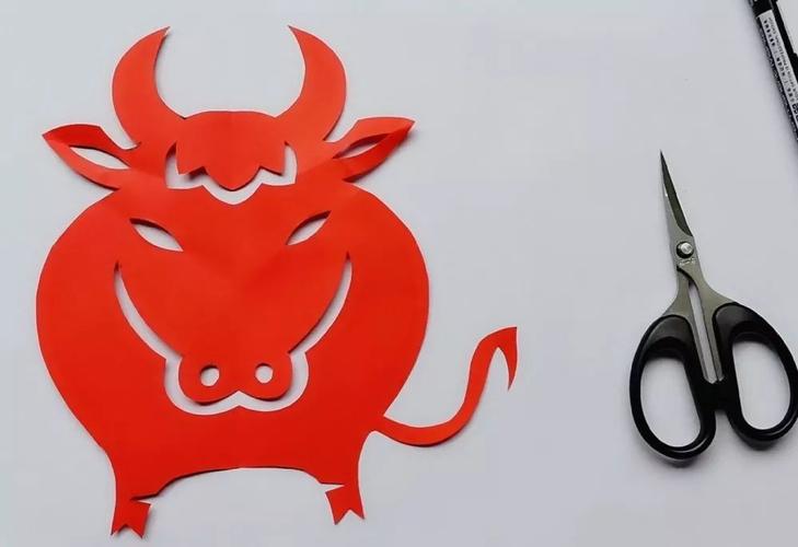 温馨提示:如果小朋友已经学会了剪牛,你可以尝试着在牛的身体上加一些