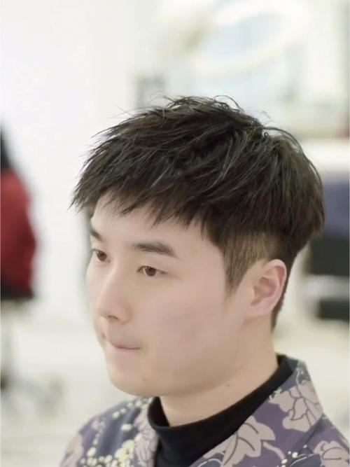 男生圆脸短发发型照片