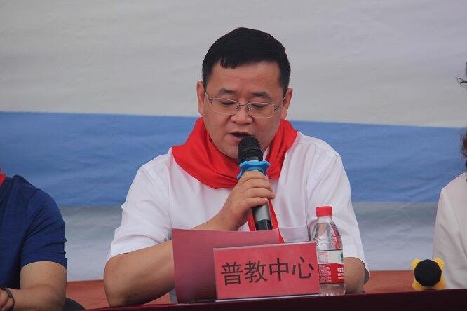 石油普教中心副主任,党委委员王玉春宣读石油普教中心"六  一"