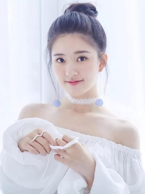 精致立体的五官,满满胶原蛋白的圆脸蛋和月牙般的微笑,甜美系小花