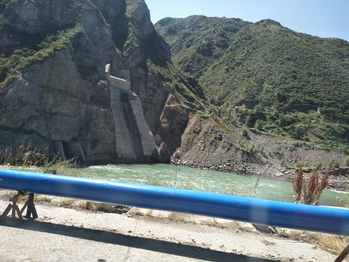 路过山里的水库出水口