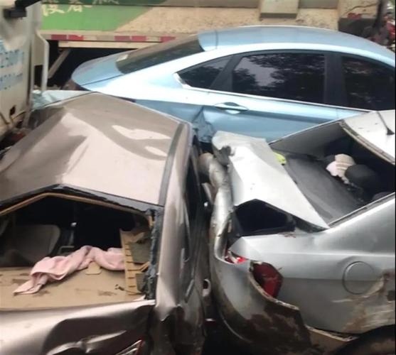 视频曝光!昆明11车相撞后,云南又现车祸:大货车过弯甩尾,致1死2伤