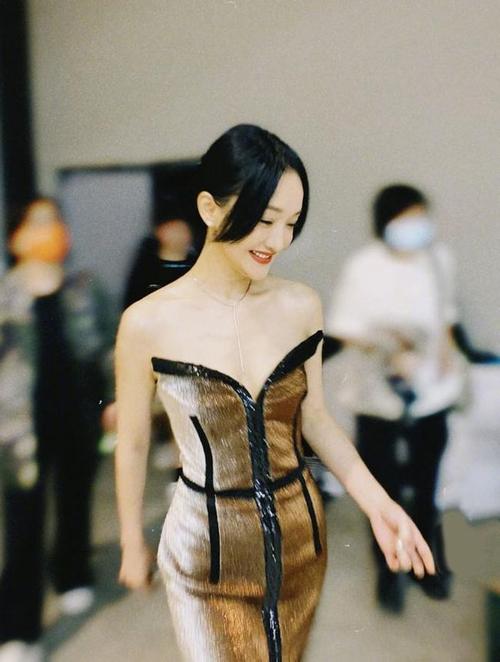 周迅平板身材也惊艳抹胸裙穿不出明显曲线别有一番高级的性感