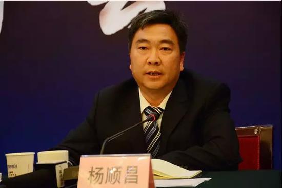 (中共德宏州委宣传部副部长,州文明办主任杨顺昌回答记者提问)